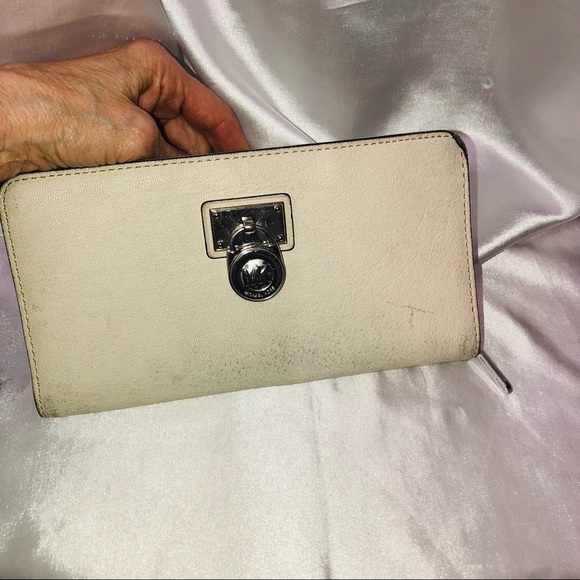 Michael Kors zip wallet - Picture 1 of 4